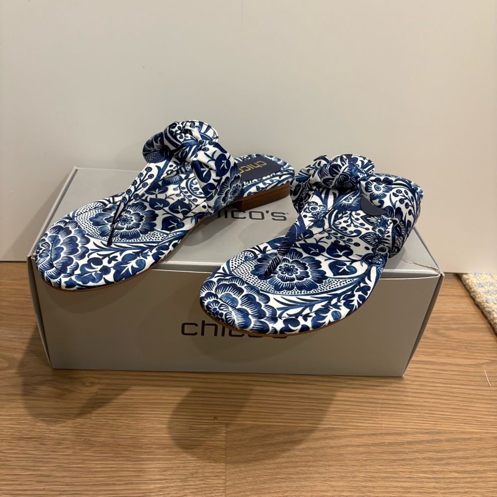 Chico's NIB Navy and White Floral Print Knotted Thong Sandals.  Size 7.5